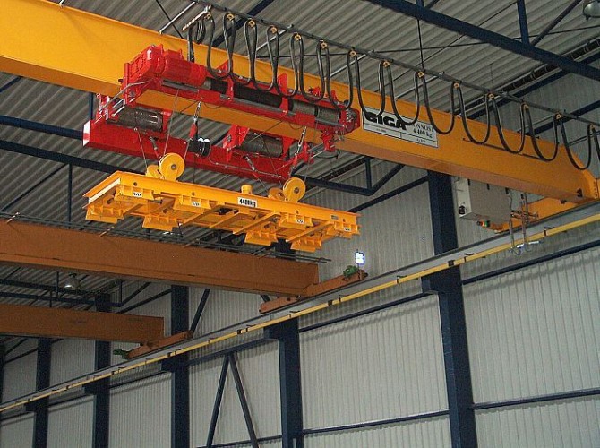 Bridge crane GJMJ 4,4t/27,5m with magnets and rope stabilization
